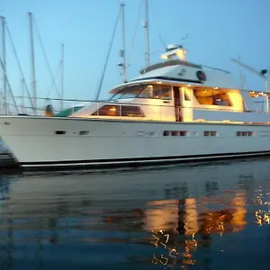 https://temptation-ii-luxury-yacht.tophotelsbath.com